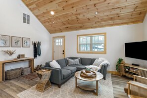 TV, fireplace - Wild Laurel - Sleeps 6 - Perfect for the family - Under 10 mins to WISP/Lake (McHenry)