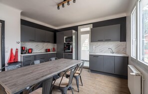 Fridge, microwave, oven, dishwasher - 3 bedroom pet friendly home in Mimizan (Mimizan)
