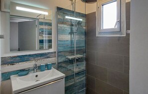 Shower, hair dryer - 3 bedroom pet friendly home in Mimizan (Mimizan)