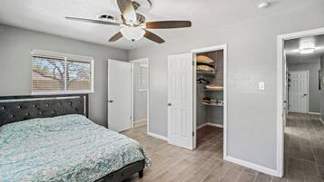 Rumah Comfort | Tirai kedap cahaya, setrika/meja setrika, dan Wi-Fi gratis