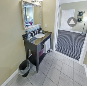 Ducha, secador de pelo, toallas y jabón