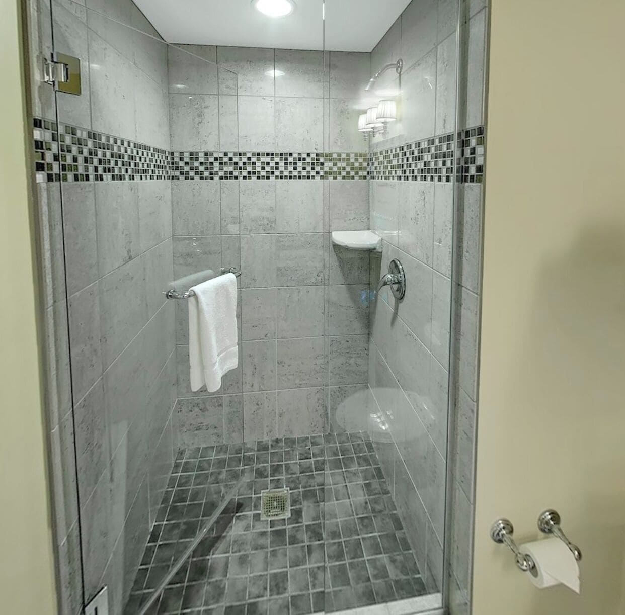 Douche, sèche-cheveux, serviettes fournies, savon