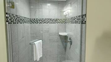 Douche, sĂšche-cheveux, serviettes fournies, savon