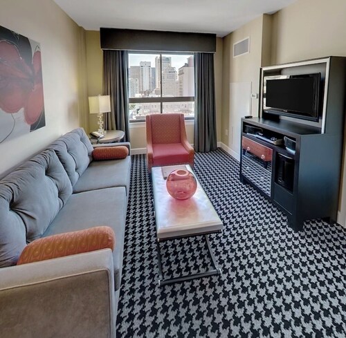 Cozy 1-bedroom resort in fabulous San Francisco with AC and gym.