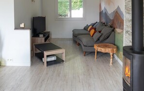 Smart TV - 3 bedroom gorgeous home in Parigné (Parigné)