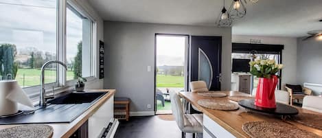 Fridge, oven, stovetop, dishwasher