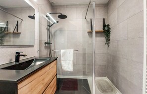 Shower, hair dryer - 2 bedroom amazing home in Parigné (Parigné)