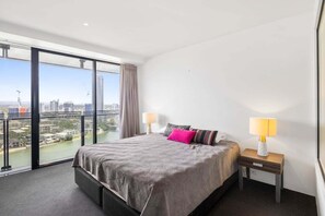 2 bedrooms, iron/ironing board, WiFi, bed sheets - 1BRM + Study River View at Circle on Cavill (Gold Coast)