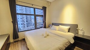 Iron/ironing board, WiFi, bed sheets - Overlooking the river apartment in town centre (Đà Nẵng)