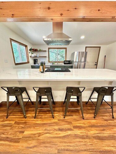 Large Cabin on Ave of Giants with private Eel River access