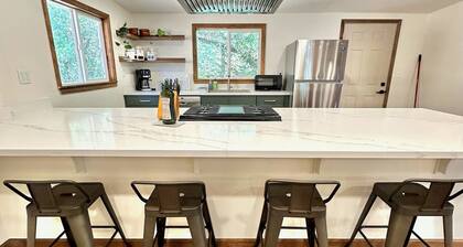 Large Cabin on Ave of Giants with private Eel River access