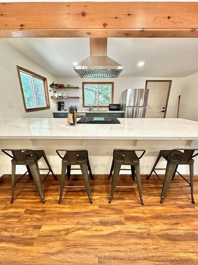 Large Cabin on Ave of Giants with private Eel River access