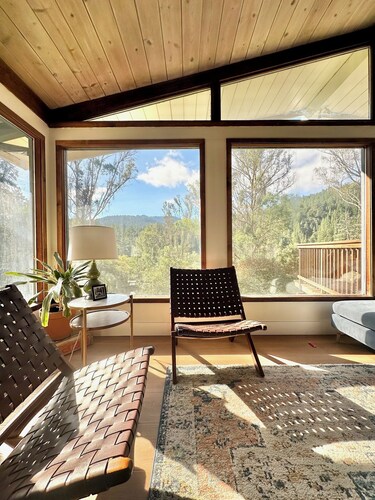 Large Cabin on Ave of Giants with private Eel River access