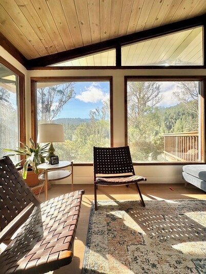 Large Cabin on Ave of Giants with private Eel River access