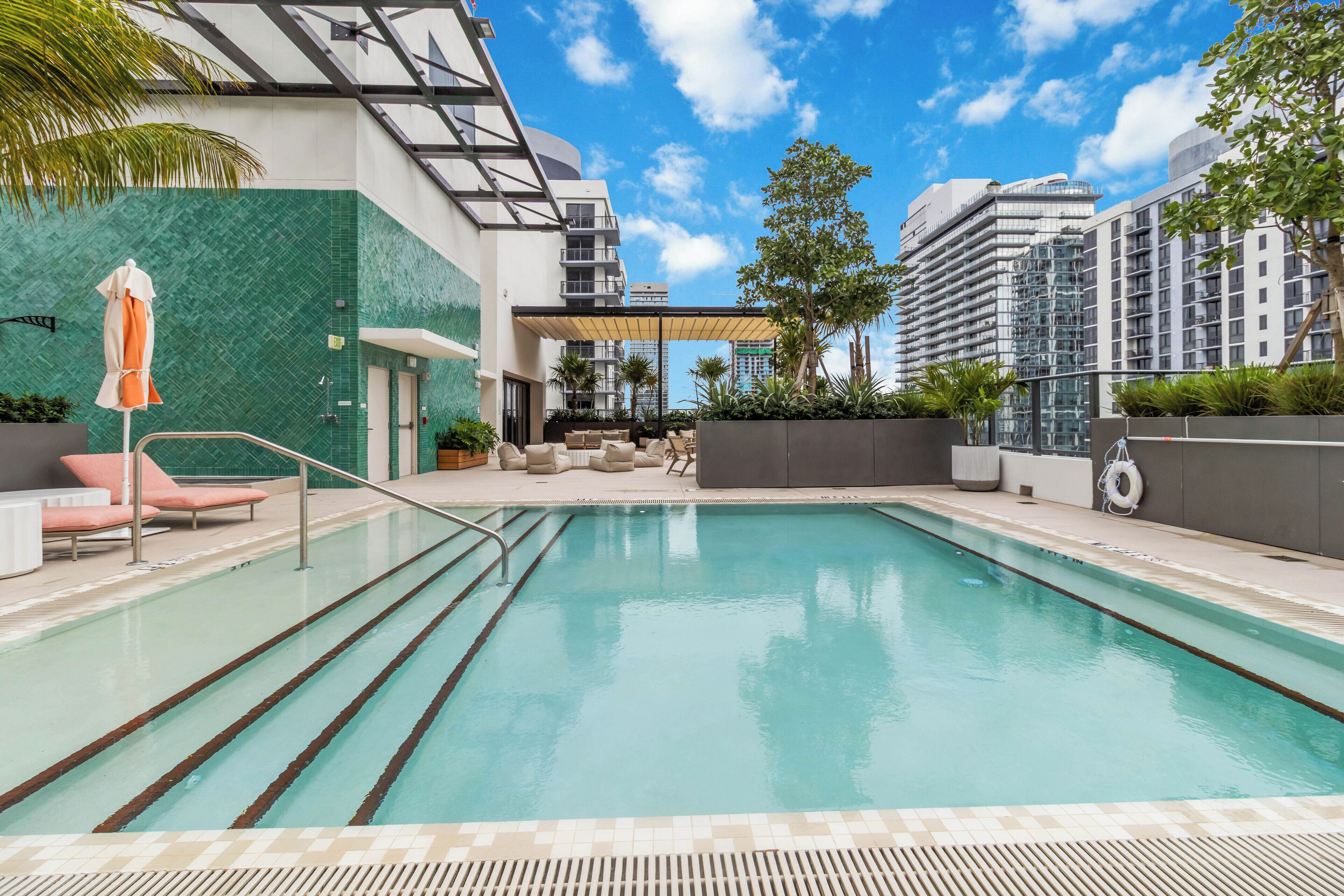 Alberca al aire libre y alberca climatizada