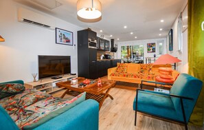 TV - Awesome home in Vero with private swimming pool, can be inside or outside (Vero)