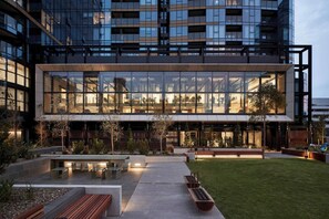 Outdoor dining - Early check in | Pool, Spa & Sauna | Centralised (Docklands)