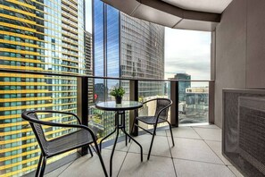 Outdoor dining - Early check in | Pool, Spa & Sauna | Centralised (Docklands)