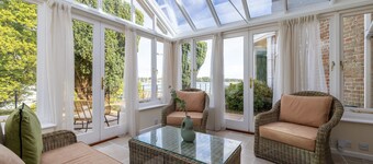 The Cat House - sleeps 7 guests  in 4 bedrooms