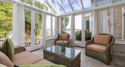 The Cat House - sleeps 7 guests in 4 bedrooms