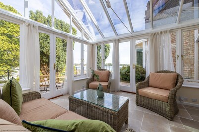 The Cat House - sleeps 7 guests in 4 bedrooms