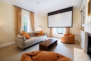 Smart TV, chimenea, libros, estéreo