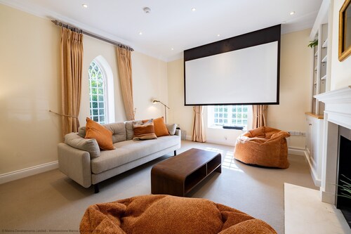 The Cat House - sleeps 7 guests  in 4 bedrooms