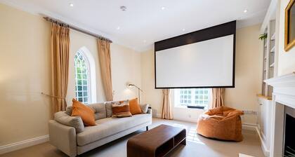 The Cat House - sleeps 7 guests in 4 bedrooms