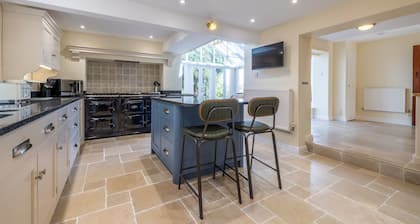 The Cat House - sleeps 7 guests in 4 bedrooms