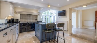 The Cat House - sleeps 7 guests in 4 bedrooms