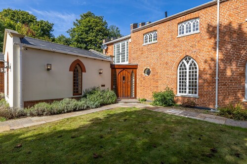 The Cat House - sleeps 7 guests  in 4 bedrooms