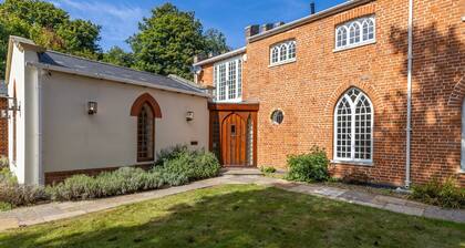 The Cat House - sleeps 7 guests in 4 bedrooms