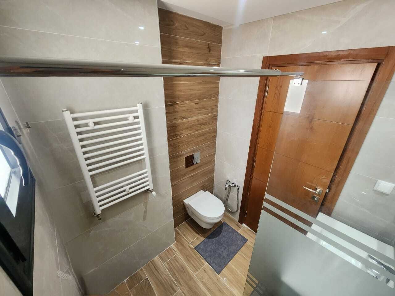 Suihku, hiustenkuivaaja, pyyhkeet, saippua