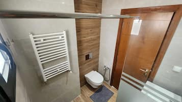 Suihku, hiustenkuivaaja, pyyhkeet, saippua