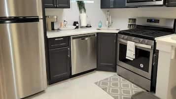 Køleskab, mikrobølgeovn, ovn, kogeplade