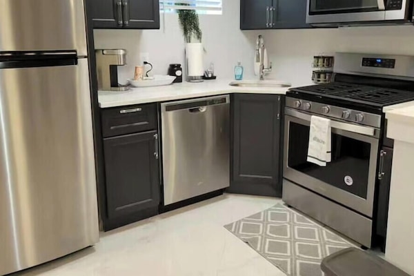 Coffee/tea maker, fridge, microwave, oven