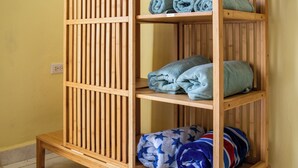Een houten rek met handdoeken en dekens.
