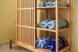 A wooden shelf unit with towels and blankets. - Kas Yeye - Relax in Westpunt (Westpunt)