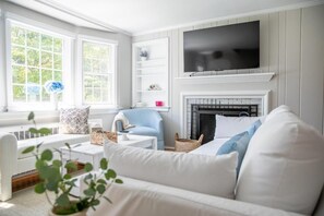 Casa superior, varanda, vista para o jardim | Área de estar | Monitores de computador