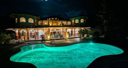 3BR Fully staffed Jungle Villa with Toucans, Mountains and Waterfalls!
