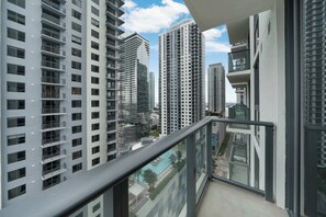 Property grounds - Sky Sanctuary with Rooftop Pool & Hot tub (Miami)