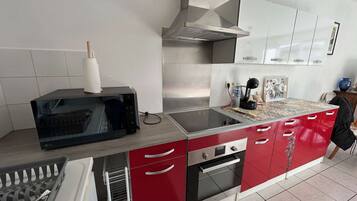 Een koelkast, een microgolfoven, een oven, een broodrooster