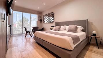 Departamento urbano, balcón, vista a la ciudad | Caja de seguridad en la habitación y cortinas blackout