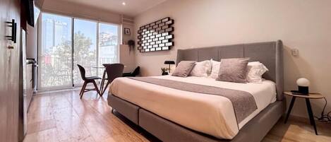 خزنة داخل الغرفة وستائر تعتيم ومكواة/لوح كي وواي فاي مجانًا