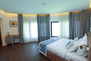 Desk, laptop workspace, soundproofing, iron/ironing board - AMAZING GRACE HOTEL (Cotonou)