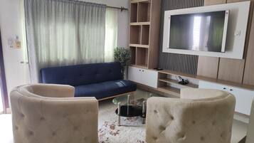 Escritorio y espacio para trabajar con laptop