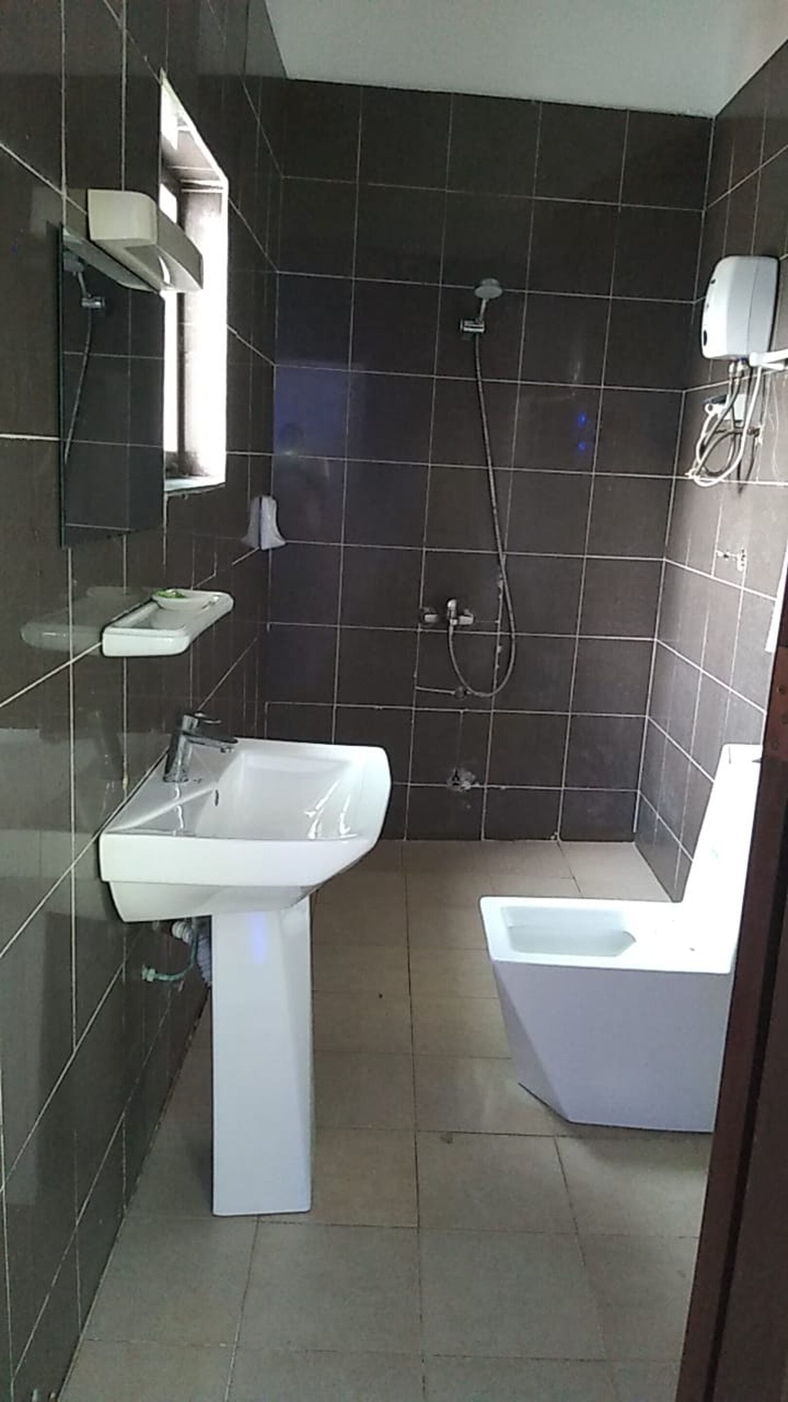 Combined shower/tub, towels, soap, toilet paper