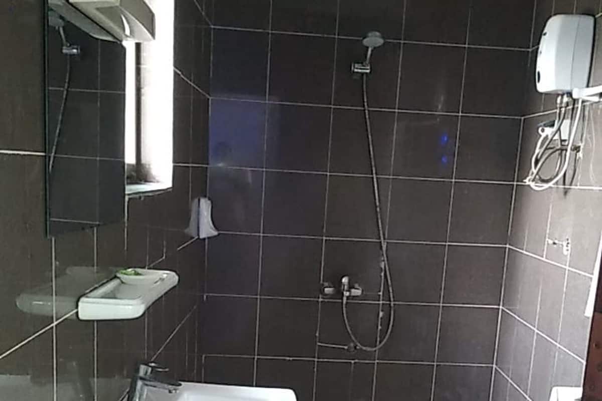 Combined shower/tub, towels, soap, toilet paper