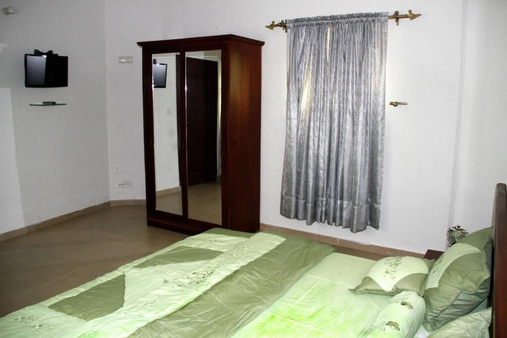 Suite de lujo, balcón, vista a la ciudad | Escritorio y espacio para trabajar con laptop 