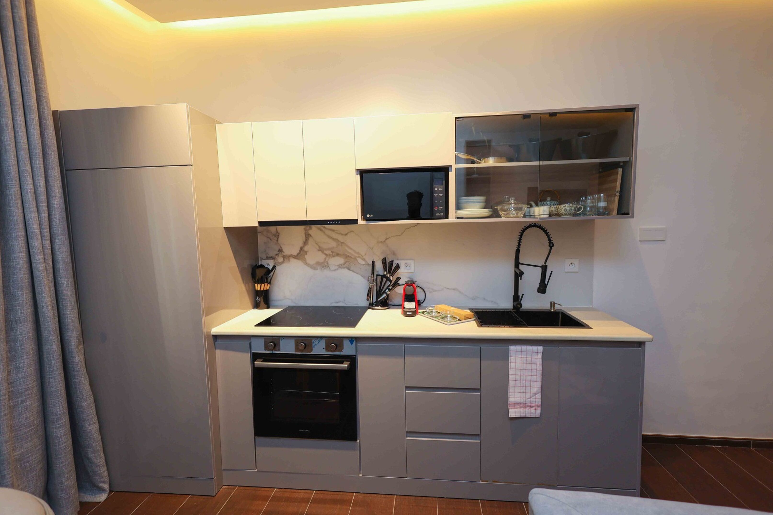Fridge, microwave, stovetop, dishwasher